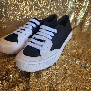 Like new womens size 8 Calvin klien sneakers